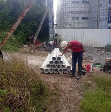 Persiapan material pipa di lokasi proyek