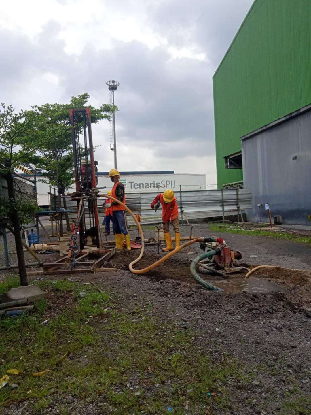 Tim teknisi mengerjakan sumur bor di kawasan industri
