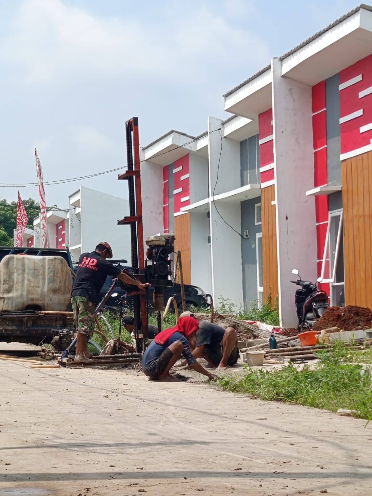 Pengeboran sumur di kawasan perumahan