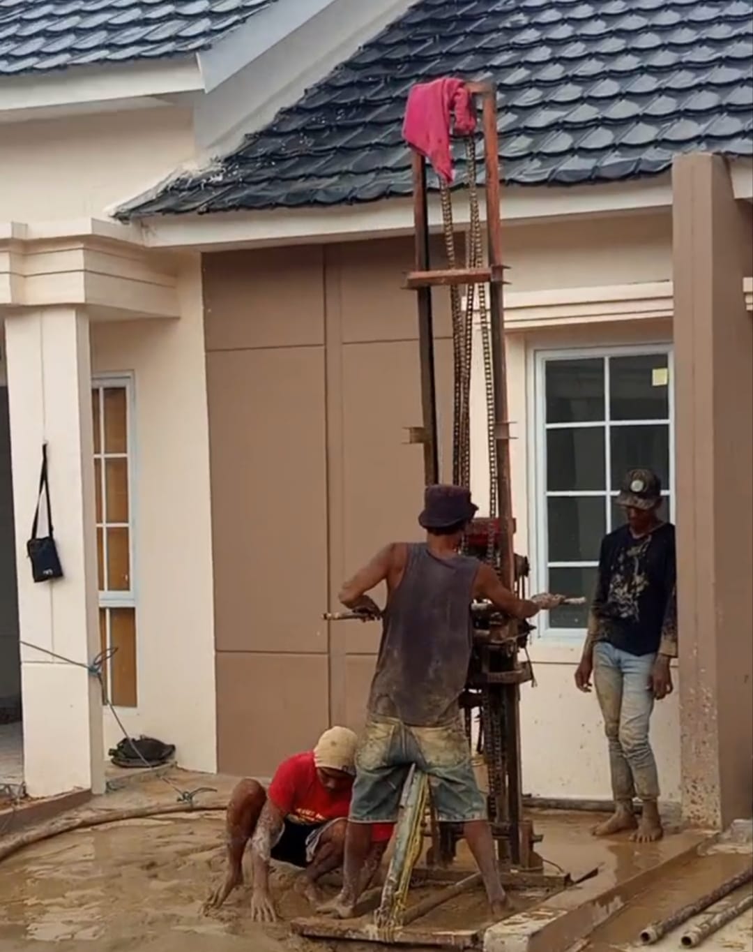 Tim Banten Bor mengerjakan pengeboran sumur air tanah
