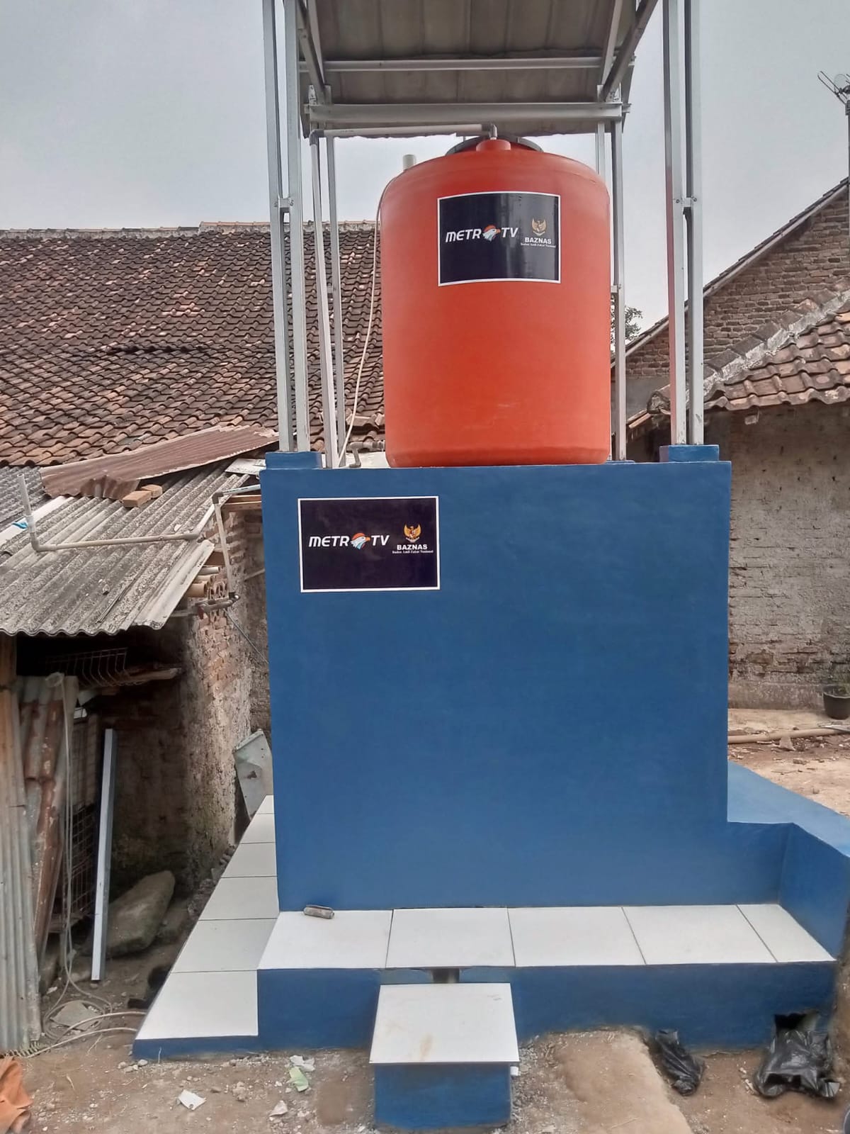 Instalasi menara tandon air hasil sumur bor program bantuan yayasan