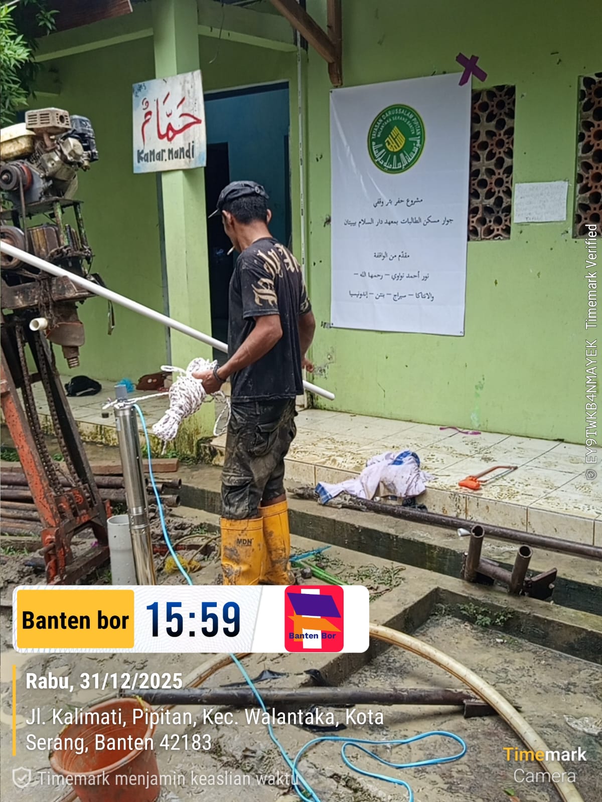 Pengerjaan sumur bor wakaf untuk yayasan di Pipitan, Walantaka, Kota Serang