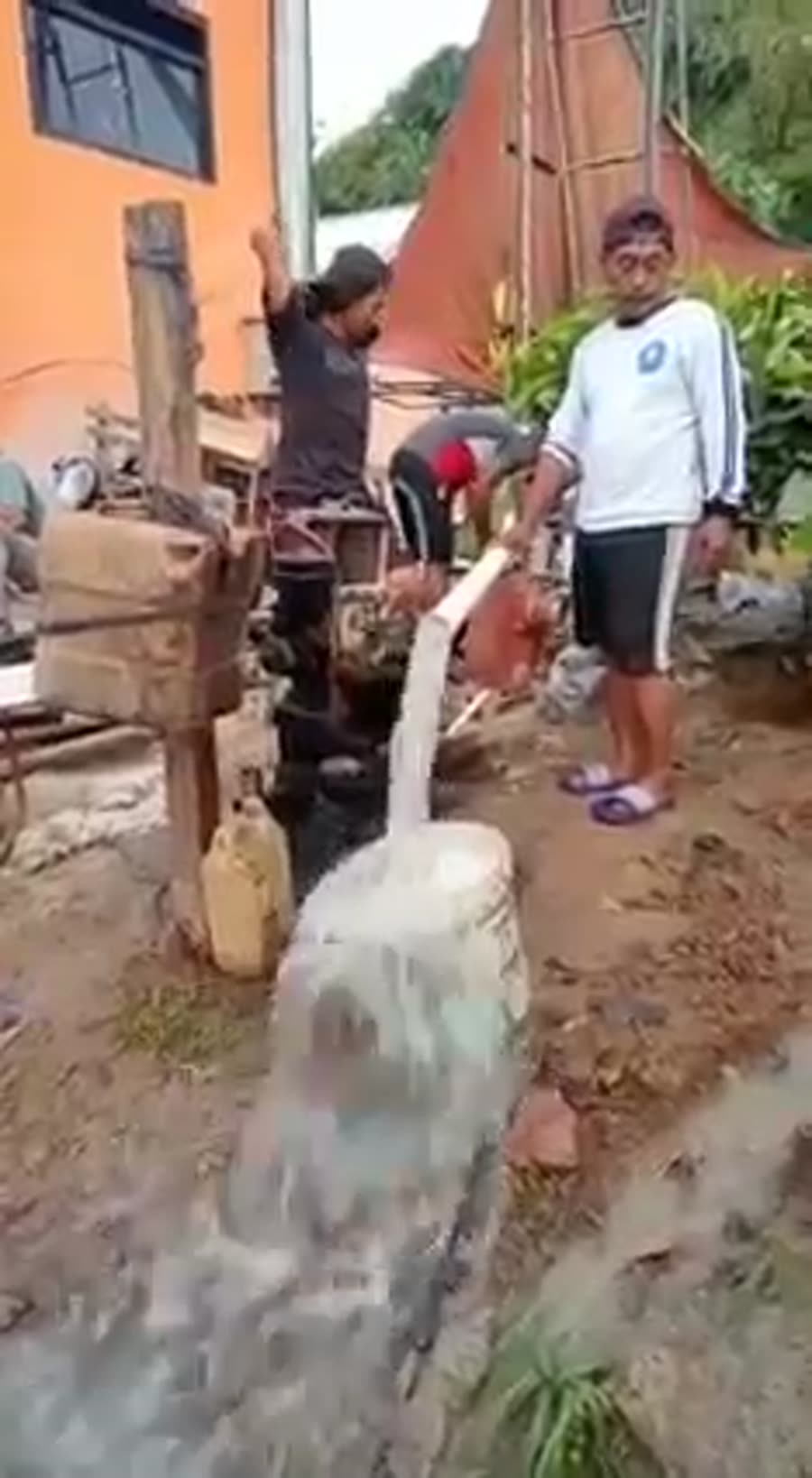 Video air mengalir deras hasil pengeboran sumur